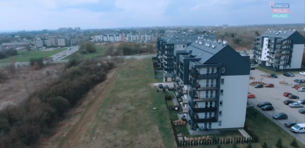 Mieszka w bloku i jest barberem! Tak wygląda prawdziwe życie znanego znanego gwiazdora disco polo! 