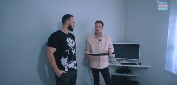 Mieszka w bloku i jest barberem! Tak wygląda prawdziwe życie znanego znanego gwiazdora disco polo! 