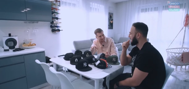 Mieszka w bloku i jest barberem! Tak wygląda prawdziwe życie znanego znanego gwiazdora disco polo! 