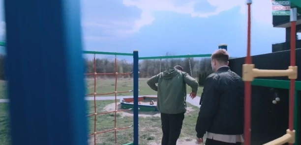 Mieszka w bloku i jest barberem! Tak wygląda prawdziwe życie znanego znanego gwiazdora disco polo! 