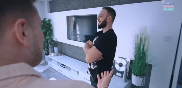 Mieszka w bloku i jest barberem! Tak wygląda prawdziwe życie znanego znanego gwiazdora disco polo! 