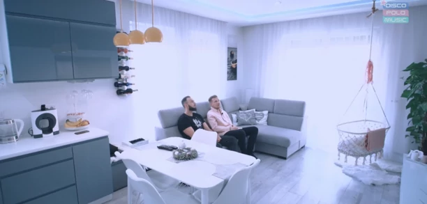 Mieszka w bloku i jest barberem! Tak wygląda prawdziwe życie znanego znanego gwiazdora disco polo! 