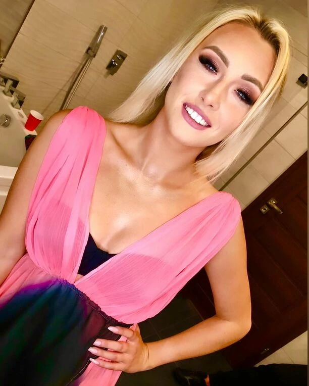 Młoda gwiazdeczka disco polo odważnie odsłoniła dekolt! Wygląda nieziemsko! Czym jeszcze zaskoczy?!