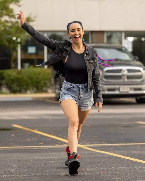 Emilia Sanecka: Niezwykła Wokalistka Daj To Głośniej! Poznaj  bliżej gwiazdę disco polo! Wiek, kariera, życie prywatne! 