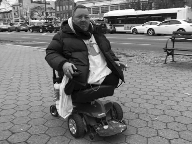 Tragiczna historia zmarłego wokalisty disco polo! Stracił dom, nogi i śpiewał na ulicy! 