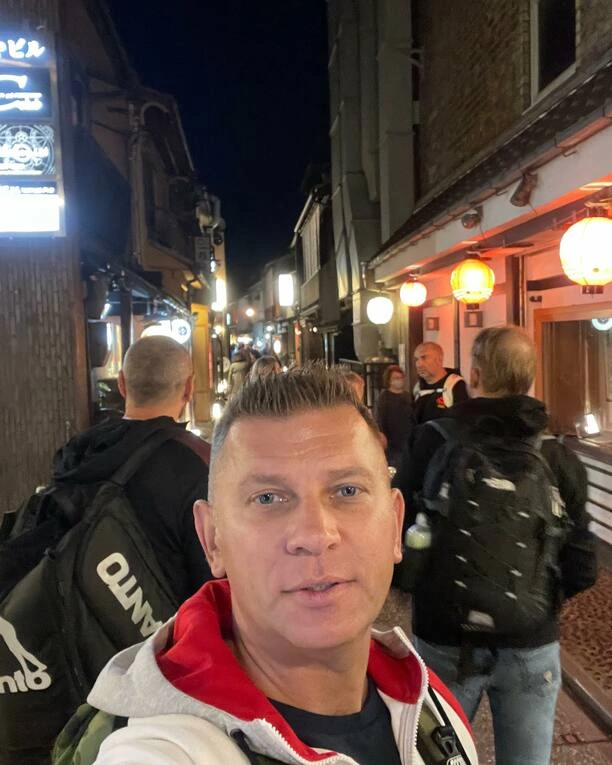 Marcin Siegieńczuk w sercu Japonii: Od disco polo do karate! Gwiazda disco polo spełnia marzenia!

