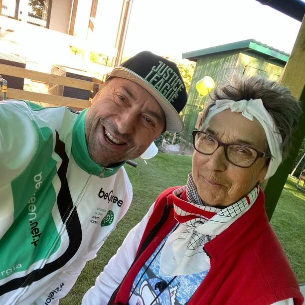 Marcin Miller Boys z wizytą u mamy! Gwiazdor disco polo zachwyca się smakołykami z Jej kuchni! 