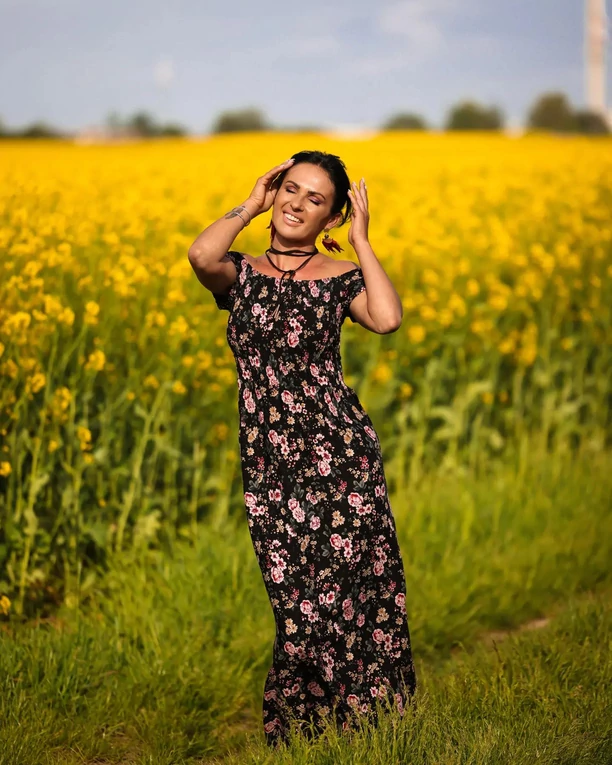 Śliczna wokalistka disco polo odważnie odsłoniła biust! To najlepsze ciało w branży?! 