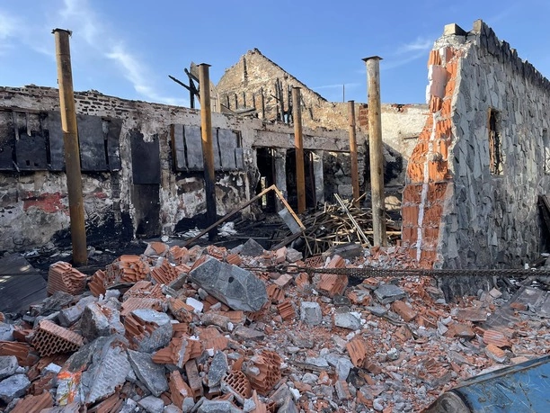 Dramatyczny pożar klubu „Mega Music Wilga”! Przerażające zdjęcia pokazują skalę zniszczeń! 