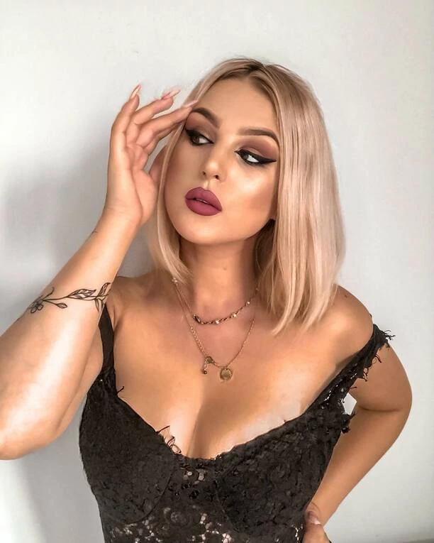 Mega ponętne zdjęcia młodej wokalistki disco polo! „Zakochałam się w dziarach..„! Gwiazda pokazała swoje niezwykłe tatuaże [FOTO]