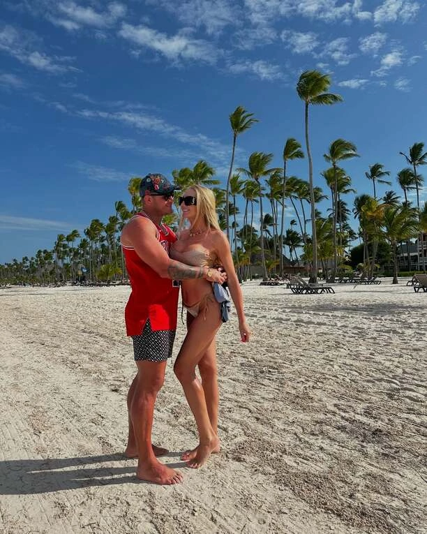 Opadną Wam szczęki! Dekolt Joanny Narożnej na plaży robi furorę! Wakacyjne zdjęcia gwiazdy disco polo podbijają internet