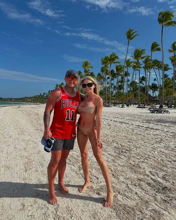 Opadną Wam szczęki! Dekolt Joanny Narożnej na plaży robi furorę! Wakacyjne zdjęcia gwiazdy disco polo podbijają internet