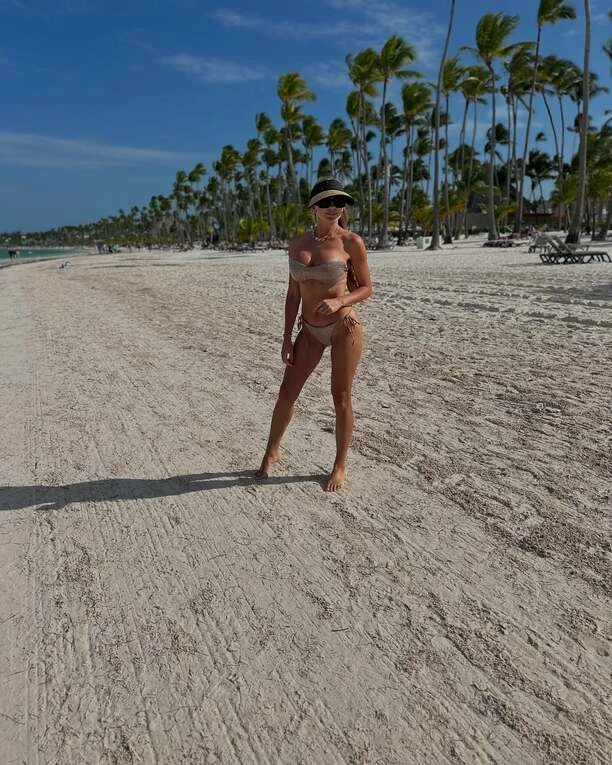 Opadną Wam szczęki! Dekolt Joanny Narożnej na plaży robi furorę! Wakacyjne zdjęcia gwiazdy disco polo podbijają internet