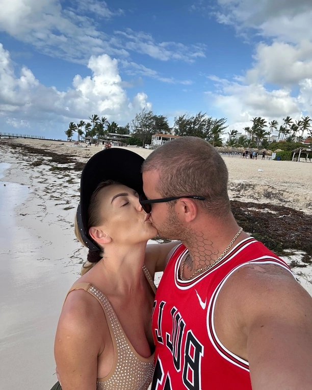 Opadną Wam szczęki! Dekolt Joanny Narożnej na plaży robi furorę! Wakacyjne zdjęcia gwiazdy disco polo podbijają internet