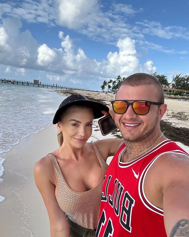 Opadną Wam szczęki! Dekolt Joanny Narożnej na plaży robi furorę! Wakacyjne zdjęcia gwiazdy disco polo podbijają internet