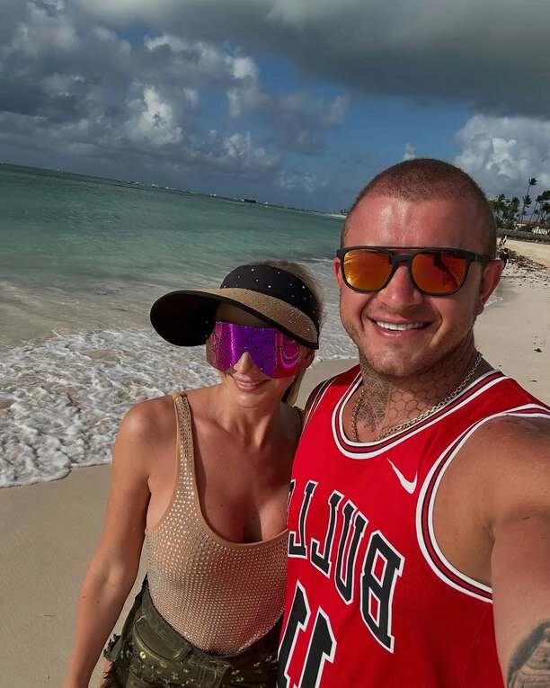 Opadną Wam szczęki! Dekolt Joanny Narożnej na plaży robi furorę! Wakacyjne zdjęcia gwiazdy disco polo podbijają internet