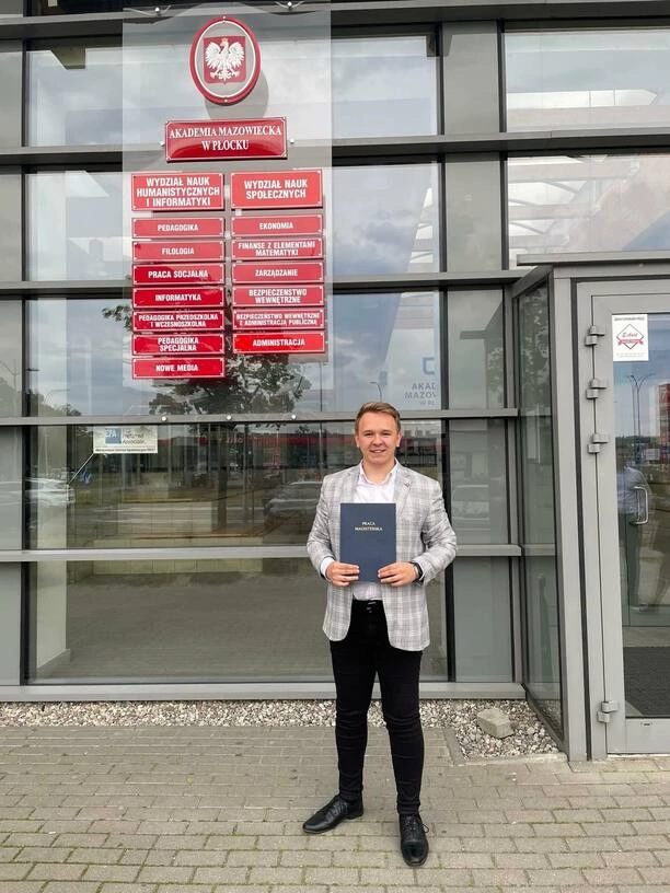 Znany wokalista obronił pracę licencjacką na temat Zenka Martyniuka - króla disco polo! Fani gratulują!