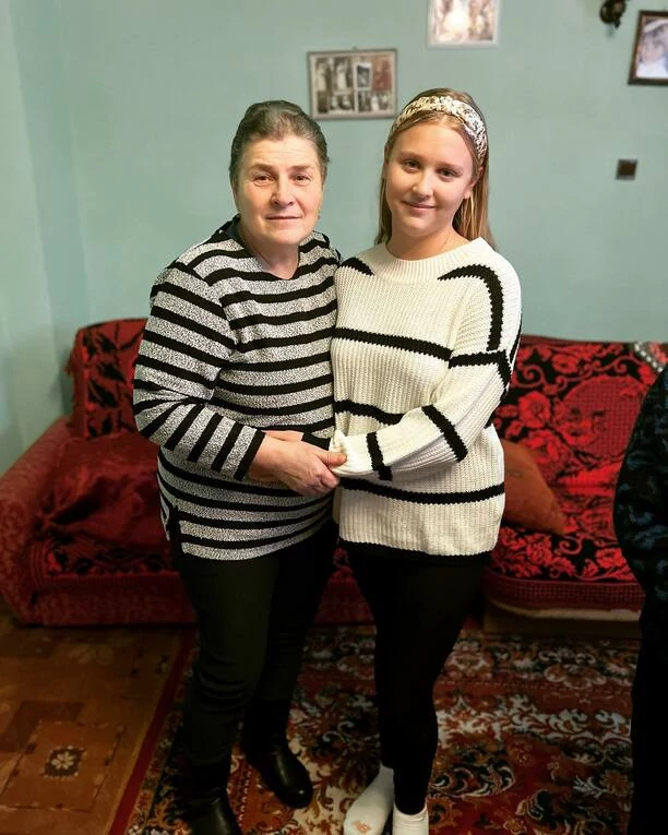 Magdalena Narożna Piękni i Młodzi z córką Gabrysią w objęciach dziadków! Wzruszające zdjęcia w sieci! 