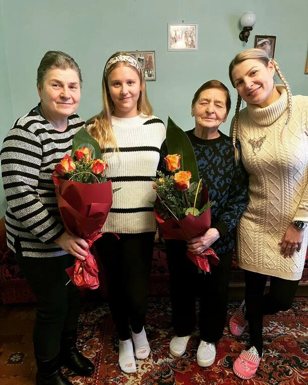 Magdalena Narożna Piękni i Młodzi z córką Gabrysią w objęciach dziadków! Wzruszające zdjęcia w sieci! 