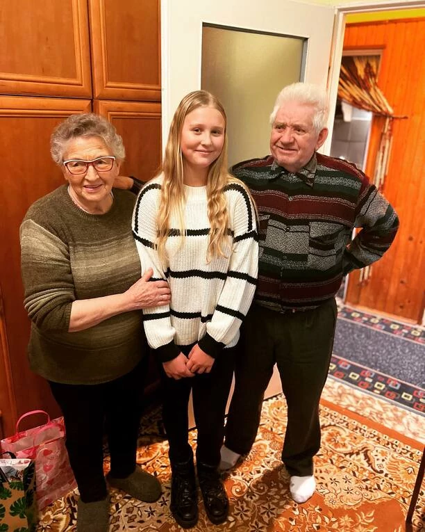 Magdalena Narożna Piękni i Młodzi z córką Gabrysią w objęciach dziadków! Wzruszające zdjęcia w sieci! 