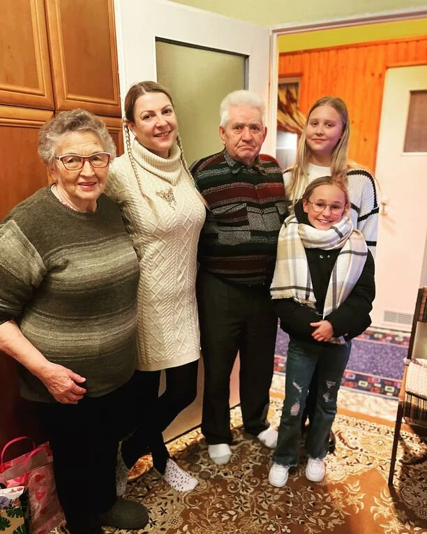 Magdalena Narożna Piękni i Młodzi z córką Gabrysią w objęciach dziadków! Wzruszające zdjęcia w sieci! 