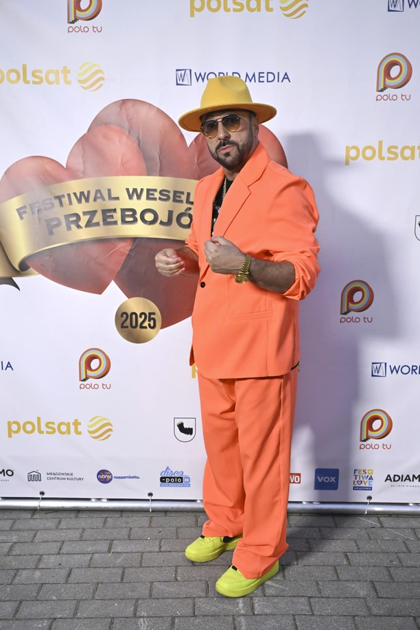 Marcin Miller Boys na Festiwalu Weselnych Przebojów 2025 w wyjątkowym neonowym garniturze