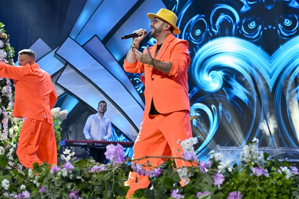 Marcin Miller Boys na Festiwalu Weselnych Przebojów 2025 w wyjątkowym neonowym garniturze