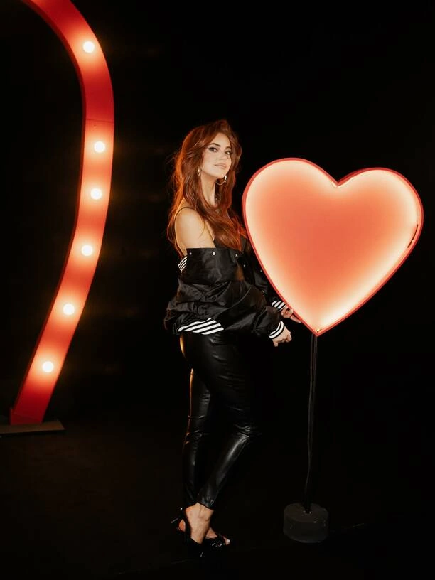 Nowe zdjęcia Angeliki Żmijewskiej z Topky rozgrzały internet. Gwiazda disco polo wygląda obłędnie!