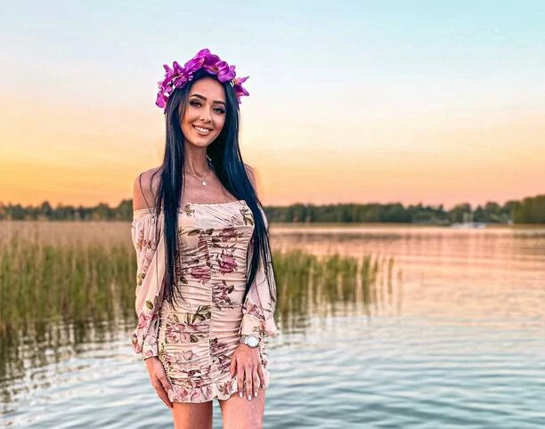 Śliczna wokalistka disco polo w letniej odsłonie! Uwagę zwraca Jej piękne, odsłonięte ciało! FOTO