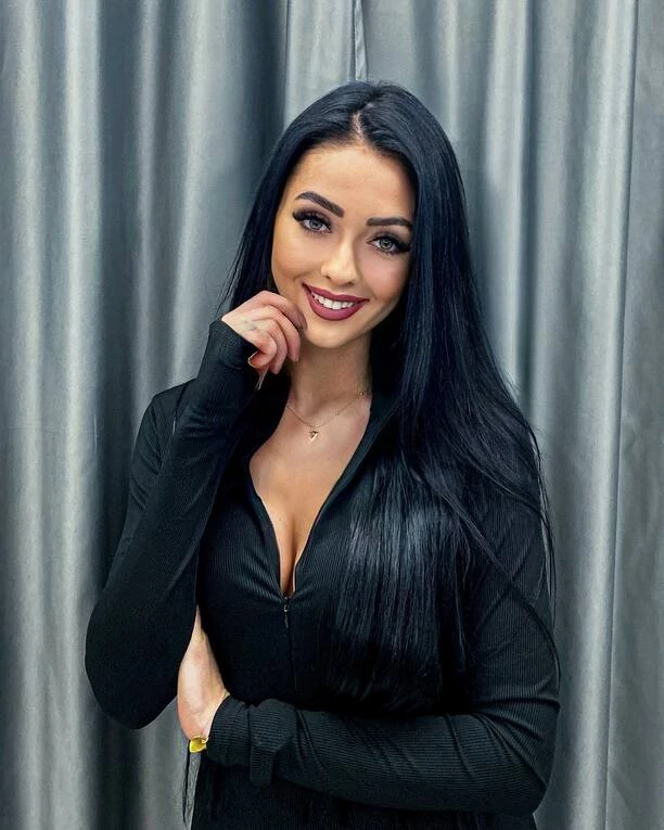 Śliczna wokalistka disco polo w letniej odsłonie! Uwagę zwraca Jej piękne, odsłonięte ciało! FOTO