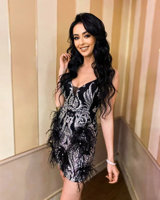 Śliczna wokalistka disco polo w letniej odsłonie! Uwagę zwraca Jej piękne, odsłonięte ciało! FOTO