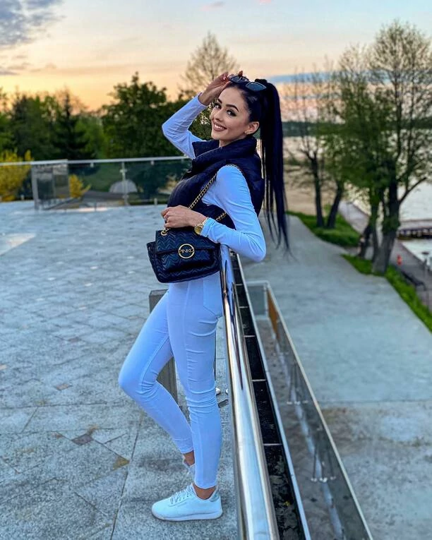 Śliczna wokalistka disco polo w letniej odsłonie! Uwagę zwraca Jej piękne, odsłonięte ciało! FOTO