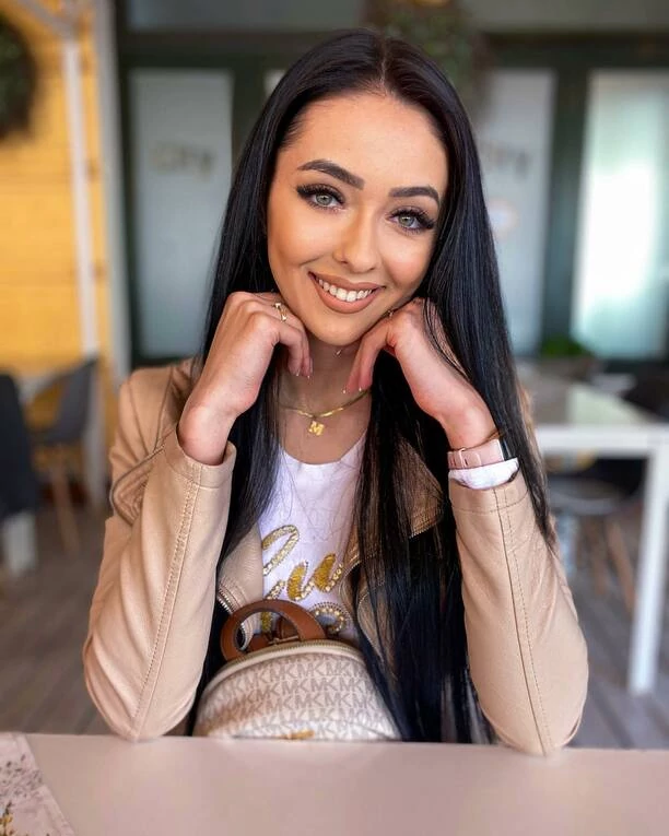 Śliczna wokalistka disco polo w letniej odsłonie! Uwagę zwraca Jej piękne, odsłonięte ciało! FOTO