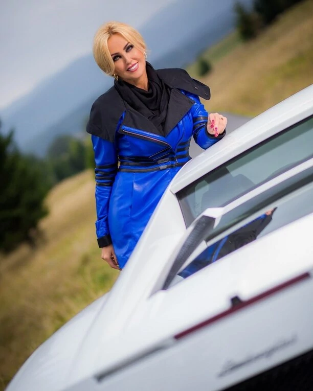 Szlagierowa diwa odsłoniła dekolt! Tak Teresa Werner zahipnotyzowała internautów - ”Wygląda Pani olśniewająco”! 