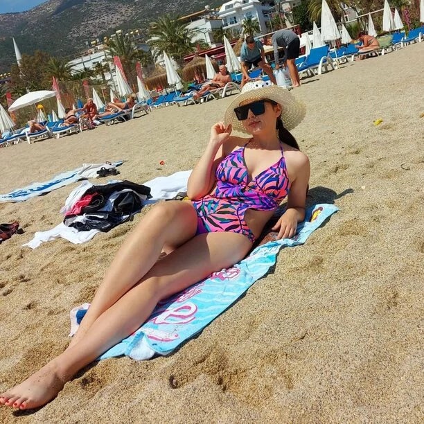 Co za widok! Znana wokalistka disco polo paraduje w kuszącym stroju kąpielowym sama na plaży! Gorące kadry z Turcji rozpalają zmysły!