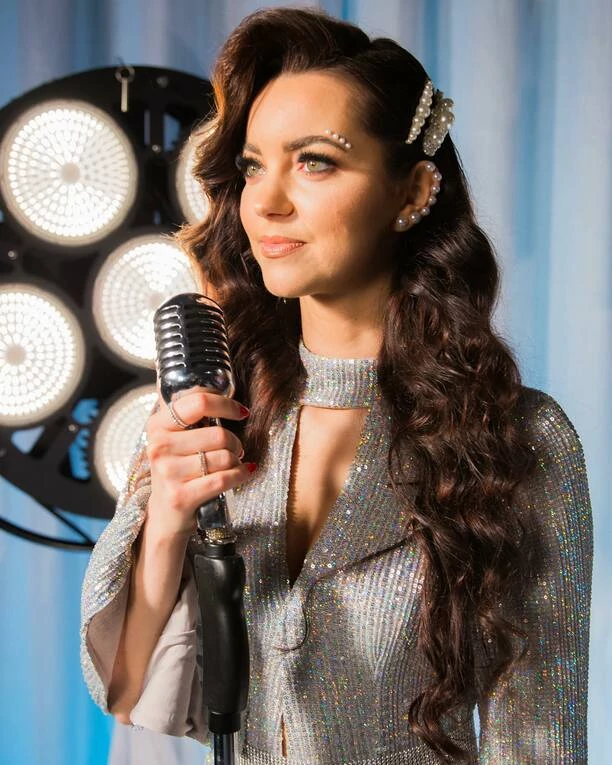 Angelika Żmijewska w zmysłowej stylizacji! Piękna gwiazda disco polo odważnie pokazała swe wdzięki! 