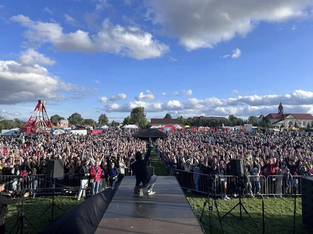 Tłumy na disco polo?! After Party porwało Rzeczniów: Niesamowity koncert przyciągnął niezliczoną ilość fanów! 