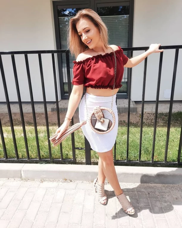 Urocza wokalistka disco polo zachwyciła zgrabnymi nogami! To zasługa przepięknej, krótkiej spódnicy! 