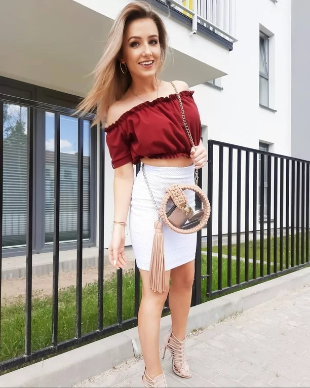 Urocza wokalistka disco polo zachwyciła zgrabnymi nogami! To zasługa przepięknej, krótkiej spódnicy! 