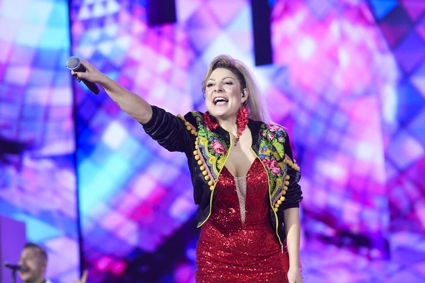 Magda Narożna Piękni i Młodzi przyćmiła Steczkowską i Górniak? To najlepiej ubrana gwiazda na Sylwestrze z Dwójką? 