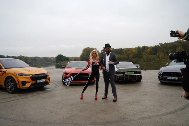 Bohaterka teledysku Von Praisa - Emila Klicka wyrzucona z samochodu?! Co tam się działo!