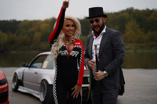 Bohaterka teledysku Von Praisa - Emila Klicka wyrzucona z samochodu?! Co tam się działo!