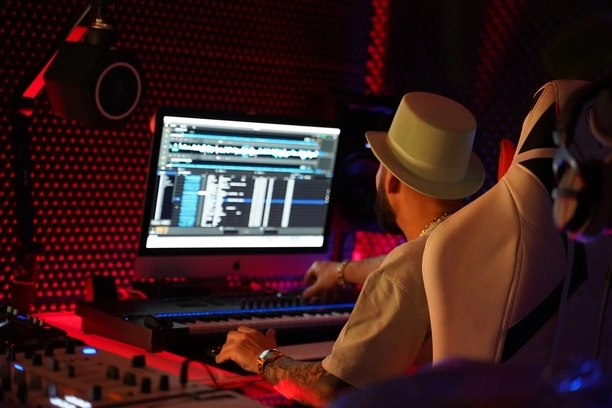 Bohaterka teledysku Von Praisa - Emila Klicka wyrzucona z samochodu?! Co tam się działo!