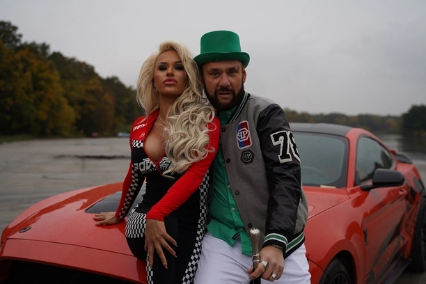 Bohaterka teledysku Von Praisa - Emila Klicka wyrzucona z samochodu?! Co tam się działo!