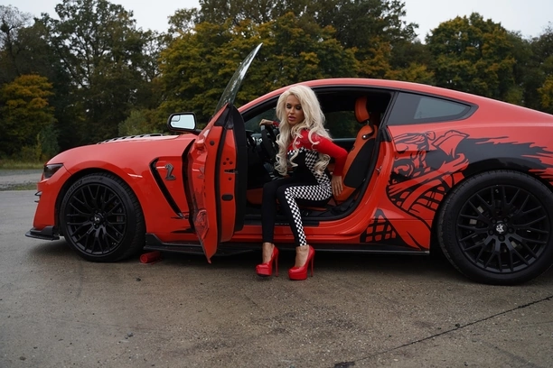 Bohaterka teledysku Von Praisa - Emila Klicka wyrzucona z samochodu?! Co tam się działo!