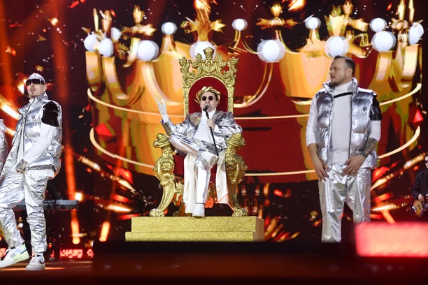 Tron dla KRÓLA?! Spektakularny występ Marcina Millera Boys podczas Sylwestra! Takiego wejścia nie miała żadna inna gwiazda! 