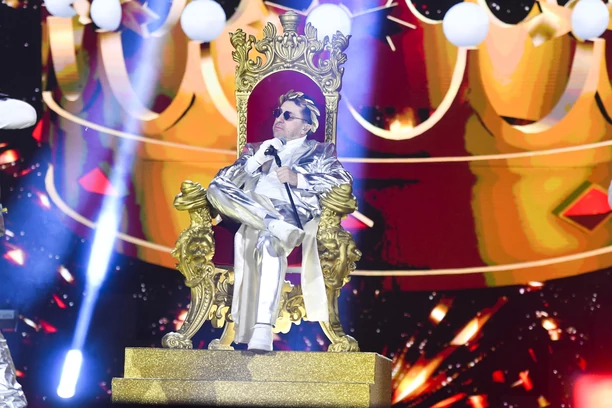 Tron dla KRÓLA?! Spektakularny występ Marcina Millera Boys podczas Sylwestra! Takiego wejścia nie miała żadna inna gwiazda! 