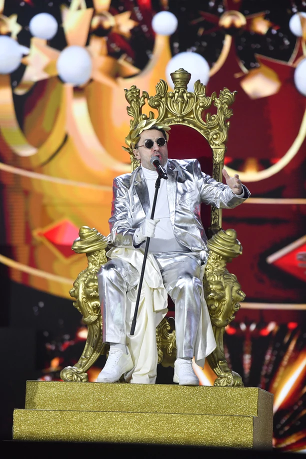 Tron dla KRÓLA?! Spektakularny występ Marcina Millera Boys podczas Sylwestra! Takiego wejścia nie miała żadna inna gwiazda! 