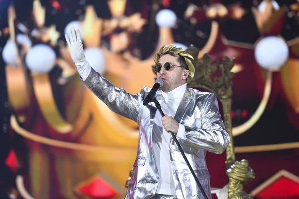 Tron dla KRÓLA?! Spektakularny występ Marcina Millera Boys podczas Sylwestra! Takiego wejścia nie miała żadna inna gwiazda! 