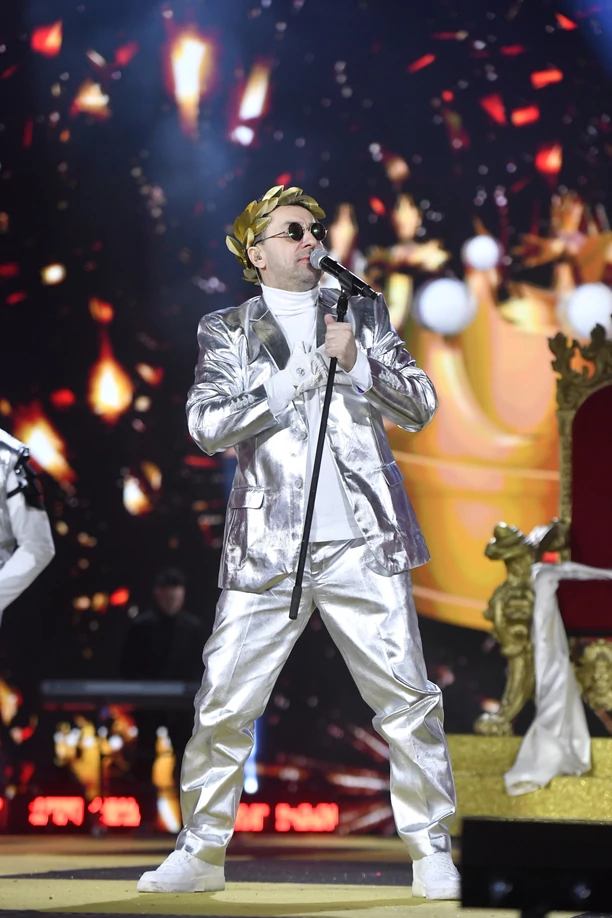 Tron dla KRÓLA?! Spektakularny występ Marcina Millera Boys podczas Sylwestra! Takiego wejścia nie miała żadna inna gwiazda! 